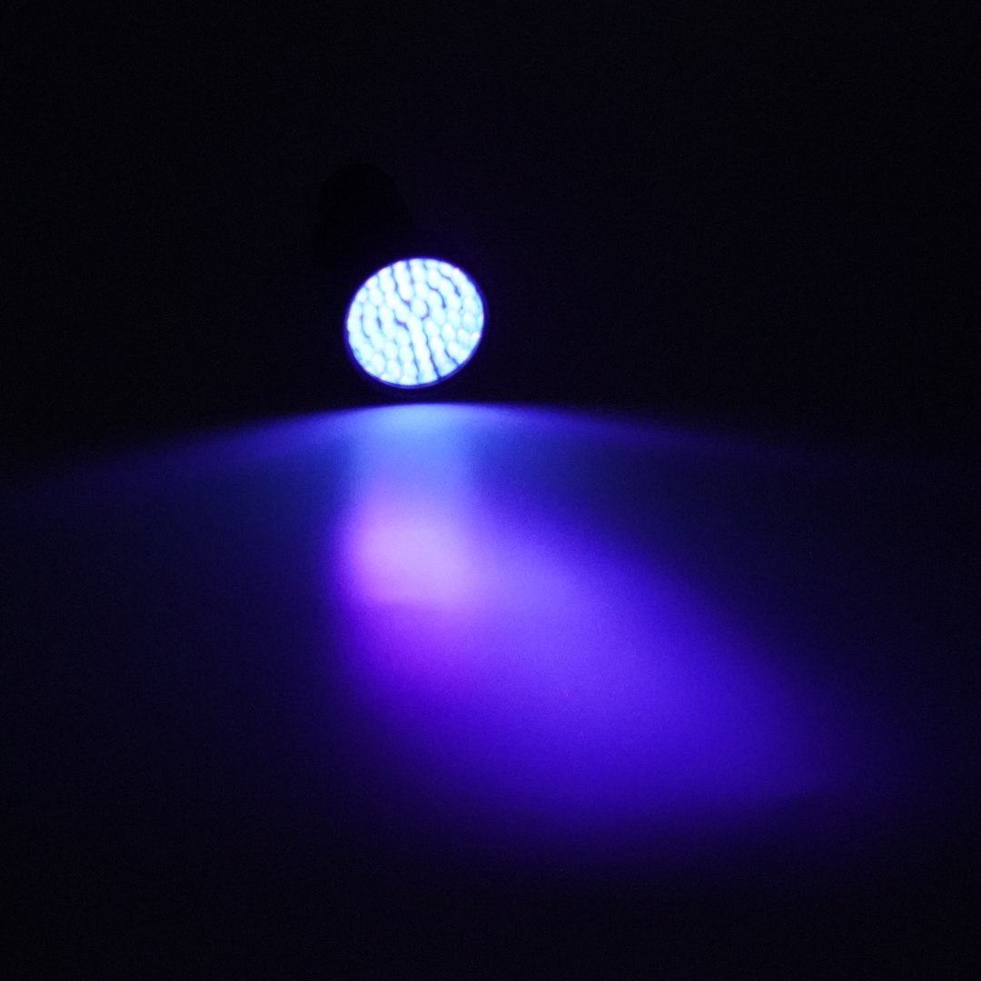 Lampe LED UV Haute Qualité pour Détection et Désinfection – Torche en Aluminium à Lumière Violette 1 Lampe LED UV Haute Qualité pour Détection et Désinfection – Torche en Aluminium à Lumière Violette
