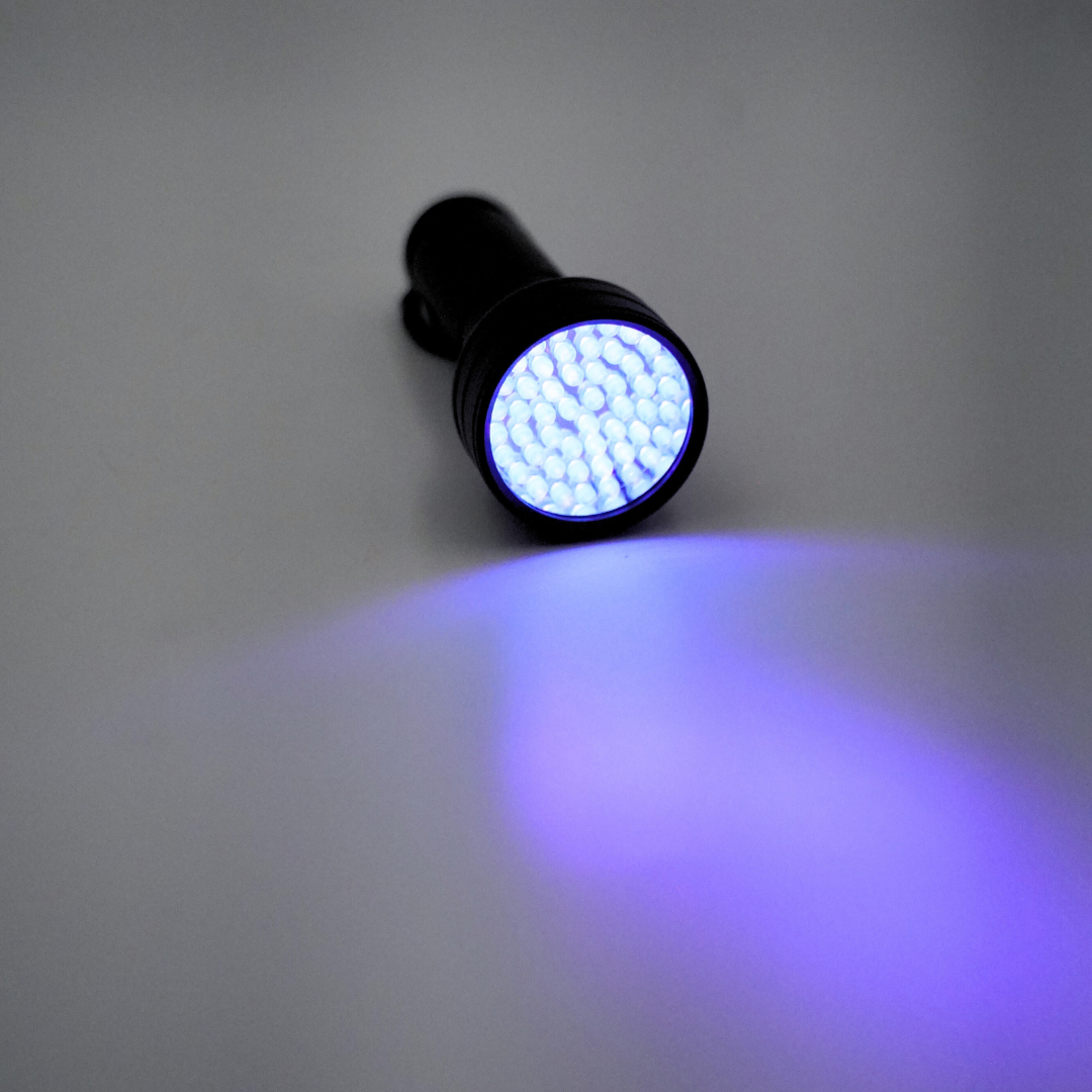 Lampe LED UV Haute Qualité pour Détection et Désinfection – Torche en Aluminium à Lumière Violette 4 Lampe LED UV Haute Qualité pour Détection et Désinfection – Torche en Aluminium à Lumière Violette